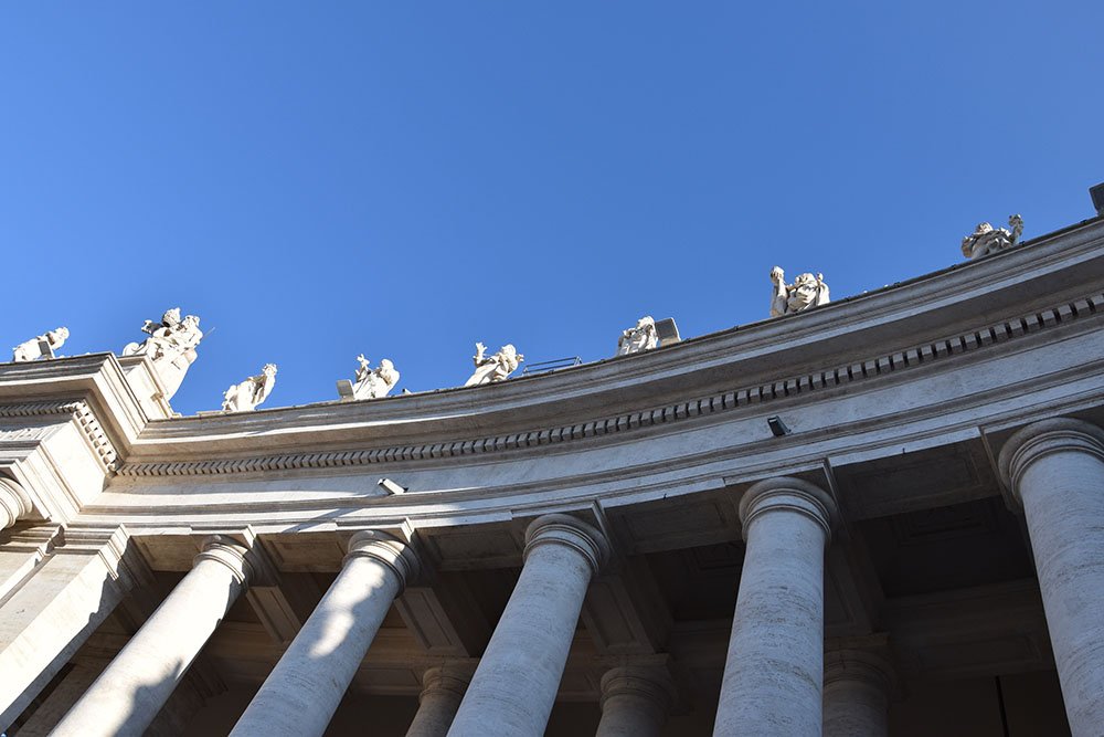 Zuilenrij op het Sint Pietersplein in Rome